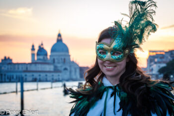 Frau mit Karnevallsmaske  Venedig Metropolitanstadt Venedig Italien by Peter Ehlert in Venedig_Menschen1