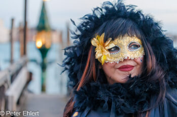 Frau mit Karnevallsmaske  Venedig Metropolitanstadt Venedig Italien by Peter Ehlert in Venedig_Menschen1