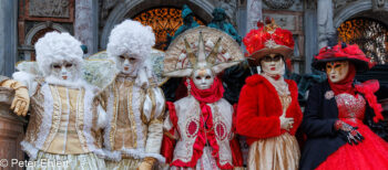 Gruppe mit Karnevallsmaske  Venedig Metropolitanstadt Venedig Italien by Peter Ehlert in Venedig_Menschen1