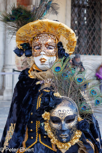 Frau mit Karnevallsmaske  Venedig Metropolitanstadt Venedig Italien by Peter Ehlert in Venedig_Menschen1