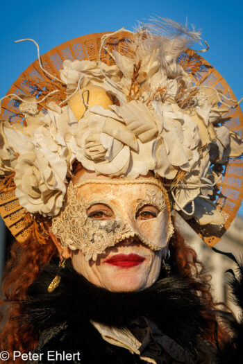 Frau mit Karnevallsmaske  Venedig Metropolitanstadt Venedig Italien by Peter Ehlert in Venedig_Menschen1