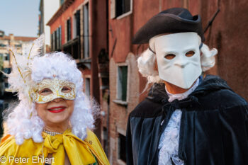 Paar mit Karnevallsmasken  Venedig Metropolitanstadt Venedig Italien by Peter Ehlert in Venedig_Menschen1