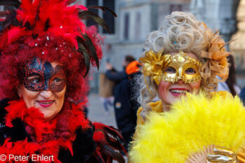 Frauen mit Karnevallsmaske  Venedig Metropolitanstadt Venedig Italien by Peter Ehlert in Venedig_Menschen1
