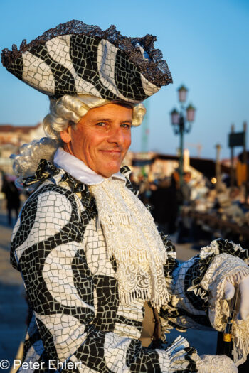 Mann als Casanova  Venedig Metropolitanstadt Venedig Italien by Peter Ehlert in Venedig_Menschen1