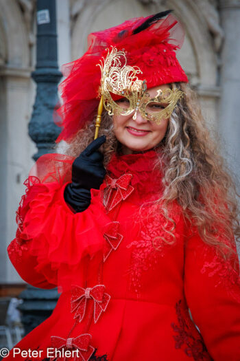 Frau mit Karnevallsmaske  Venedig Metropolitanstadt Venedig Italien by Peter Ehlert in Venedig_Menschen1
