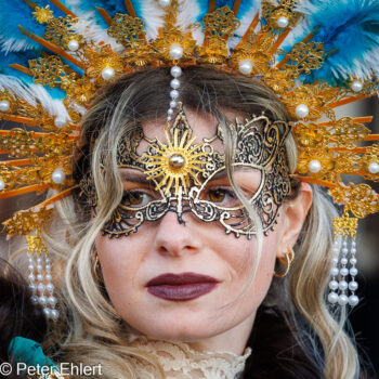 Frau mit Karnevallsmaske  Venedig Metropolitanstadt Venedig Italien by Peter Ehlert in Venedig_Menschen2