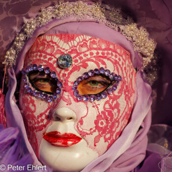 Frau mit Karnevallsmaske  Venedig Metropolitanstadt Venedig Italien by Peter Ehlert in Venedig_Menschen2