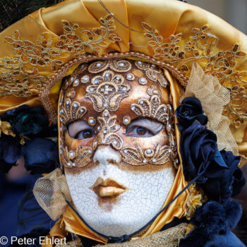Frau mit Karnevallsmaske  Venedig Metropolitanstadt Venedig Italien by Peter Ehlert in Venedig_Menschen2