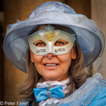 Frau mit Karnevallsmaske  Venedig Metropolitanstadt Venedig Italien by Peter Ehlert in Venedig_Menschen2
