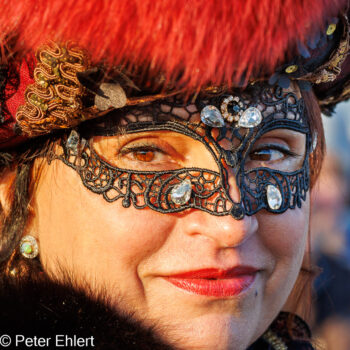 Frau mit Karnevallsmaske  Venedig Metropolitanstadt Venedig Italien by Peter Ehlert in Venedig_Menschen2