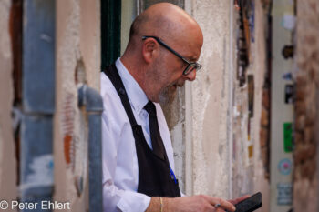 Kurze Pause mit Smartphone  Venedig Metropolitanstadt Venedig Italien by Peter Ehlert in Venedig_Menschen3