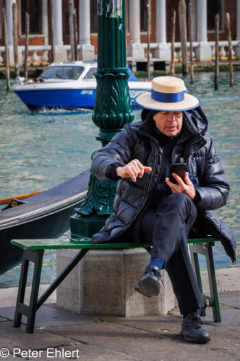 Gondoliere am Smartphone  Venedig Metropolitanstadt Venedig Italien by Peter Ehlert in Venedig_Menschen3