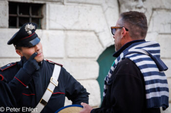 Polizist mit Gondoliere  Venedig Metropolitanstadt Venedig Italien by Peter Ehlert in Venedig_Menschen3