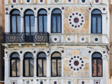 Fassade  Venedig Metropolitanstadt Venedig Italien by Peter Ehlert in venedig_fenster