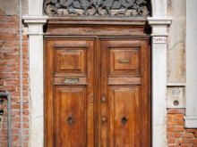 Tür  Venedig Metropolitanstadt Venedig Italien by Peter Ehlert in venedig_fenster