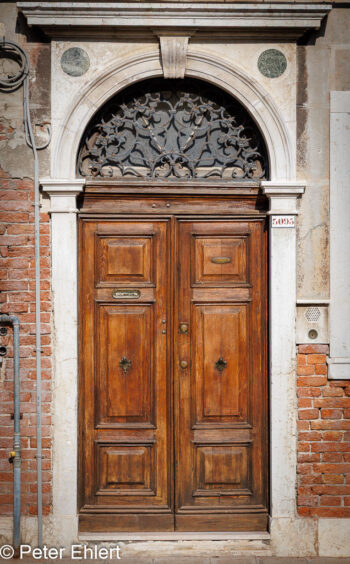 Tür  Venedig Metropolitanstadt Venedig Italien by Peter Ehlert in venedig_fenster