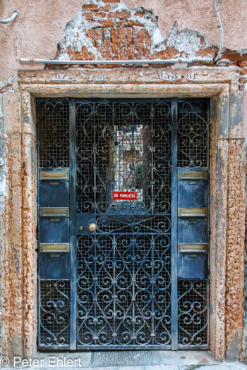 Tür  Venedig Metropolitanstadt Venedig Italien by Peter Ehlert in venedig_fenster