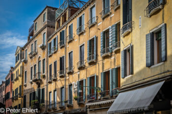 Fassade  Venedig Metropolitanstadt Venedig Italien by Peter Ehlert in venedig_fenster