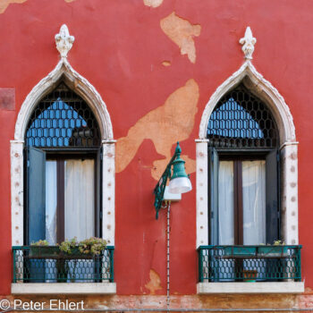 Fenster  Venedig Metropolitanstadt Venedig Italien by Peter Ehlert in venedig_fenster