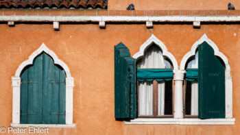 Fenster  Venedig Metropolitanstadt Venedig Italien by Peter Ehlert in venedig_fenster