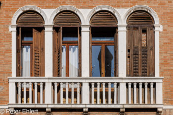 Fenster  Venedig Metropolitanstadt Venedig Italien by Peter Ehlert in venedig_fenster