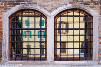 Fenster  Venedig Metropolitanstadt Venedig Italien by Peter Ehlert in venedig_fenster
