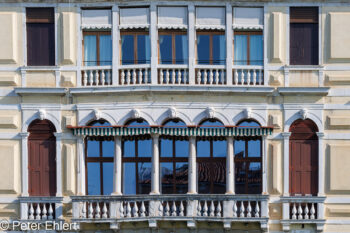 Fenster  Venedig Metropolitanstadt Venedig Italien by Peter Ehlert in venedig_fenster