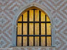 Fenster  Venedig Metropolitanstadt Venedig Italien by Peter Ehlert in Venedig_Grafiken