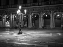 Laterne auf Markusplatz  Venedig Metropolitanstadt Venedig Italien by Peter Ehlert in Venedig_schwarzweiss