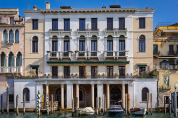 Fassade  Venedig Metropolitanstadt Venedig Italien by Peter Ehlert in venedig_fenster