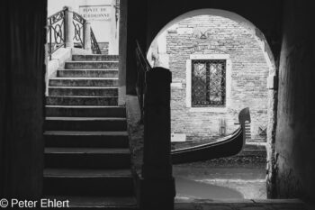 Gondel unter Brücke  Venedig Metropolitanstadt Venedig Italien by Peter Ehlert in Venedig_schwarzweiss