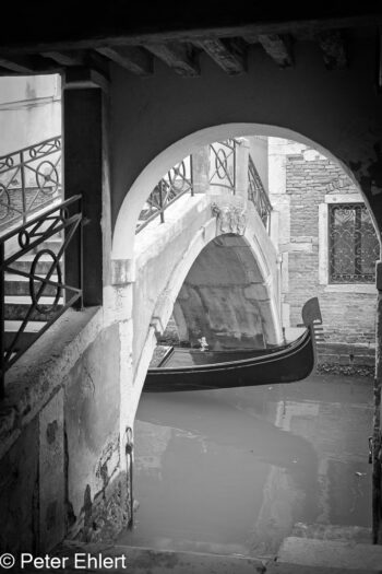 Gondel unter Brücke  Venedig Metropolitanstadt Venedig Italien by Peter Ehlert in Venedig_schwarzweiss