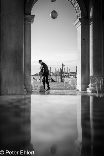 Mann mit Besen  Venedig Metropolitanstadt Venedig Italien by Peter Ehlert in Venedig_schwarzweiss