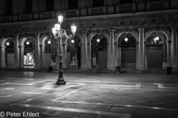 Laterne auf Markusplatz  Venedig Metropolitanstadt Venedig Italien by Peter Ehlert in Venedig_schwarzweiss