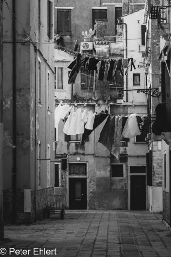 Wäsche im Hinterhof  Venedig Metropolitanstadt Venedig Italien by Peter Ehlert in Venedig_schwarzweiss