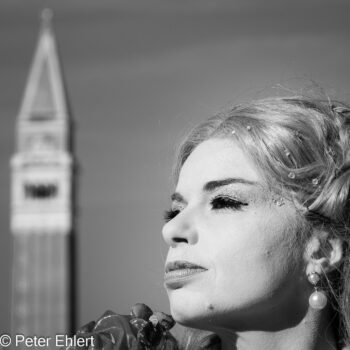 Frau mit Markusturm  Venedig Metropolitanstadt Venedig Italien by Peter Ehlert in Venedig_schwarzweiss