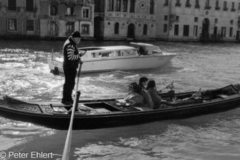 Gondoliere mit Smartphone  Venedig Metropolitanstadt Venedig Italien by Peter Ehlert in Venedig_schwarzweiss