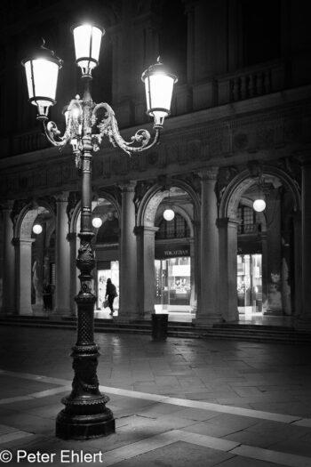 Laterne auf Markusplatz  Venedig Metropolitanstadt Venedig Italien by Peter Ehlert in Venedig_schwarzweiss