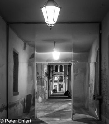 Verspiegelter Durchgang mit Laterne  Venedig Metropolitanstadt Venedig Italien by Peter Ehlert in Venedig_schwarzweiss