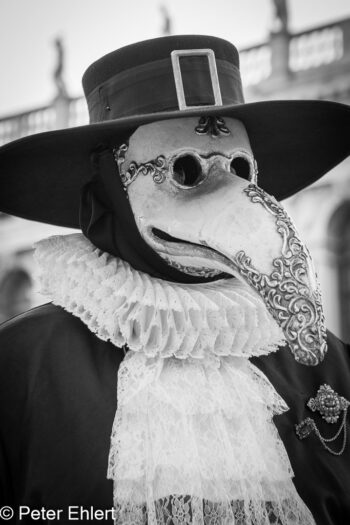 Mann mit Maske und Hut  Venedig Metropolitanstadt Venedig Italien by Peter Ehlert in Venedig_schwarzweiss