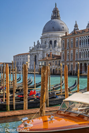 Stege mit Goldeln und Boot  Venedig Metropolitanstadt Venedig Italien by Peter Ehlert in venedig_bildbeziehungen