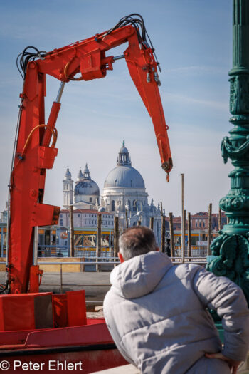Einrahmender Kran mit Santa Maria della Salute  Venedig Metropolitanstadt Venedig Italien by Peter Ehlert in venedig_bildbeziehungen
