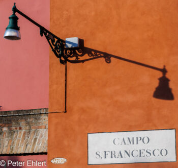 Laterne mit Schatten  Venedig Metropolitanstadt Venedig Italien by Peter Ehlert in venedig_bildbeziehungen