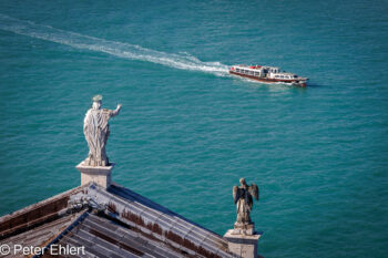Statuen mit Boot  Venedig Metropolitanstadt Venedig Italien by Peter Ehlert in venedig_bildbeziehungen
