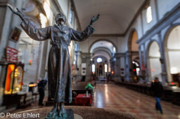 Geistlicher am Taufbecken  Venedig Metropolitanstadt Venedig Italien by Peter Ehlert in venedig_bildbeziehungen