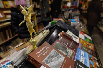 Gondelfigur mit Büchern  Venedig Metropolitanstadt Venedig Italien by Peter Ehlert in venedig_bildbeziehungen