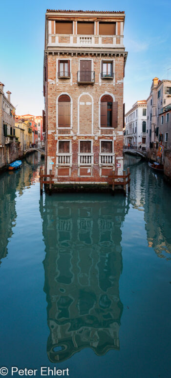 Fassade mit Spiegelung  Venedig Metropolitanstadt Venedig Italien by Peter Ehlert in Venedig-stadt