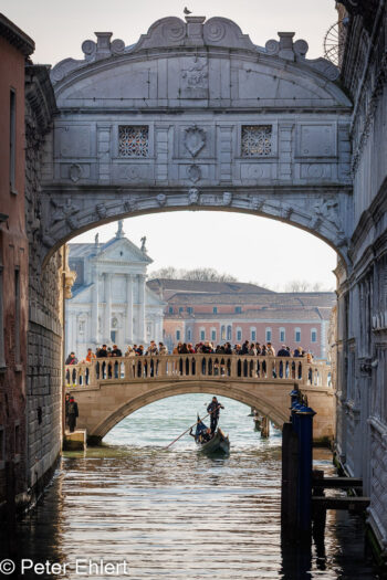 Seufzerbrücke mit Gondel und San Giorgio  Venedig Metropolitanstadt Venedig Italien by Peter Ehlert in Venedig-stadt