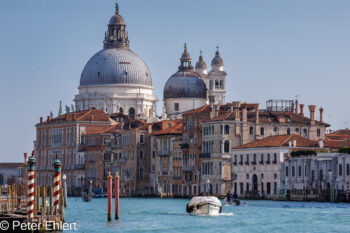 Gebäude am Canale Grande und Kuppeln von Santa Maria della Salu  Venedig Metropolitanstadt Venedig Italien by Peter Ehlert in Venedig-stadt