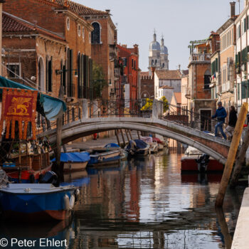 Brücke mit Spiegelung und Booten  Venedig Metropolitanstadt Venedig Italien by Peter Ehlert in Venedig-stadt